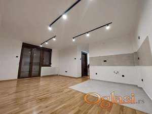 ** DVOIPOSOBAN STAN NA NOVOM NASELJU, USELJIV ODMAH!**